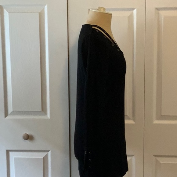 Lynn Ritchie Silver- Black L/S Knit Top- V Cut Out Neck With Silver Grommets-XS - Picture 6 of 10